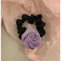 Detailansicht eines handgefertigten fliederfarbenen Seidenrosen-Haargummis mit Satinband - Lila Rose