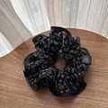 Dettaglio di un elastico per capelli leopardato con tessuto morbido e bordi neri - Stampa Leopardata Nero (D-5610-2)