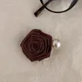 Detalle de pinza para el pelo con rosa de tela burdeos y una gran perla decorativa - Café (D-5895-1)