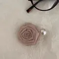 Detalle de pinza para el pelo con rosa de tela rosa y perla sobre papel blanco - Té con Leche (D-5895-2)