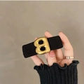 Elegante zwarte fluwelen haarelastiek met een goudkleurige letter B metalen hanger - Letter B (B-2152-2 Letter B)