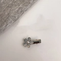 Dettaglio fermaglio a fiore in metallo argento con perla centrale su maglia morbida - Fiore Piccolo Taglia Piccola / Argento
