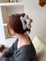 Pinza per capelli a stella in peluche grigio, mostra lo styling posteriore in ecopelliccia - Grigio