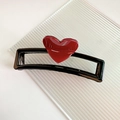 Détail d'une grande pince à cheveux noire 13cm avec cœur rouge sur un fond minimaliste - Rouge et Noir (D-4266-8)