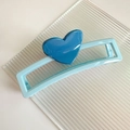 Détail de la pince à cheveux rectangulaire de 13cm avec breloque cœur bleu en résine - Bleu et Blanc (D-4266-5)