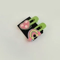 Détail de deux pinces à cheveux vertes avec cœur rose et motif de printemps arc-en-ciel - Vert