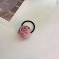 Dettaglio dell'elastico per capelli con rosa in raso rosa cipria e trama in seta - Elastico Rosa Rosa