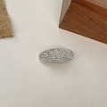 Eleganter silberner ovaler Haarclip mit funkelnden Strasssteinen auf neutralem Grund - Oval (D-4275-1)