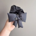 Coletero elegante de satén con lazo de tweed gris y adorno de cuentas de cristal - Estilo de Lazo de Patchwork Negro y Gris (D-5913-1)