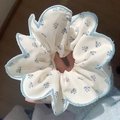 Elastico per capelli floreale blu e bianco con bordi ricamati a smerlo - Stile Bordo a Festone Erba Blu Bianco (D-5123-1)