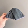 Dettaglio dell'accessorio in tessuto a righe grigie con bordi cuciti viola chiaro e trama fine - Pinza per Capelli in Tessuto a Righe (D-5926-1)
