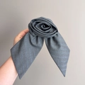 Détail d'un accessoire de cheveux rose en tissu rayé gris avec texture élégante - Barrette Ressort en Forme de Rose (D-5926-3)