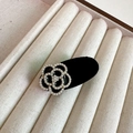 Elegante fermaglio per capelli in velluto nero con camelia di perle bianche - Camelia Nera (D-4460-2)
