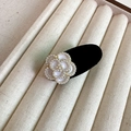 Elegante fermaglio per capelli a camelia bianca con perle su base in velluto nero - Camelia Bianca (D-4460-1)