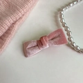 Detalle de pinza para el pelo con lazo de terciopelo rosa y collar de perlas de lujo - Rosa
