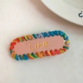 Dettaglio molletta per capelli in maglia colorata con scritta Like e base rosa - Rosa e contrasto multicolore
