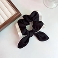 Elegante zwarte satijnen scrunchie met witte bies en lange strik op witte basis - Zwart (D-4451-1)