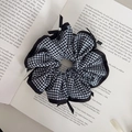 Gingham haarelastiekje met zwarte strikjes en parels in klassieke academiestijl - Zwarte kleine strik scrunchie