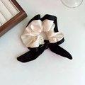 Elegante zwart en crème satijnen scrunchie met strik en lange linten in vintage stijl - Beige Contrast (D-4451-2)