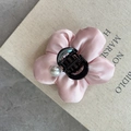 Elegante pinza per capelli a fiore in raso rosa cipria con perla su sfondo marmo - Rosa