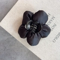 Elegante molletta per capelli a fiore in raso nero con perla centrale per acconciature - Nero