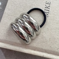 Dettaglio dell'accessorio in metallo argentato lucido su elastico per capelli nero - Stile Liscio a Tre Costine Argentato (D-5421-4)