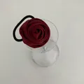 Detalle de un coletero de rosa de terciopelo burdeos con banda negra de alta elasticidad - Coletero con Flor de Rosa 3D (D-4479-3)