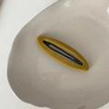 Pince à cheveux BB jaune moutarde floquée avec texture velours doux sur assiette céramique - Ovale en Velours / Curcuma