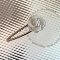 Dettaglio dell'elegante fermaglio per capelli a camelia bianca vintage con barretta - Stile Camelia Bianca (D-4323-1)