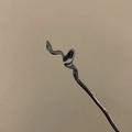 Détail d'un pic à cheveux métallique ondulé noir fusil pour chignons élégants - Gun Noir (B-2205-2)