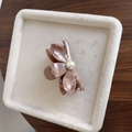 Pinza per capelli a fiori vintage in acetato marmorizzato con perla su vassoio di velluto - Marrone