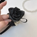Elegante elastico per capelli in raso nero con rosa e ciondolo di perla bianca - Nero