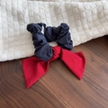 Dunkelblaues gerafftes Haargummi mit roter Jeansschleife auf rustikalem Holztisch - Marineblau Mit Großer Roter Schleife (D-5948-2)