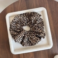 Braunes Haargummi mit Leopardenmuster im Retro-Look für Damen für einen Vintage-Stil - Kaffee Leoparden Scrunchie (D-5946-1)