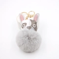 Dettaglio portachiavi bulldog con pompon in pelliccia grigia e chiusura dorata - Grigio chiaro