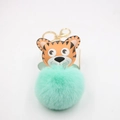 Vue détaillée du porte-clés tigre avec pompon vert menthe et anneau métallique doré - Porte-clés Doré / Vert menthe