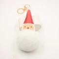 Detalle del llavero de Papá Noel con pompón de pelo sintético y anillo de metal dorado - Llavero Dorado / Blanco