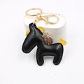 Dettaglio portachiavi cavallo in pelle nera con ciondolo a sacchetto di monete d'oro - Nero