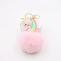 Dettaglio portachiavi a forma di unicorno rosa con pompon in peluche e gancio dorato - Rosa Chiaro