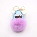 Détail du porte-clés requin pompon en fausse fourrure violette avec fermoir doré en métal - Violet Taro