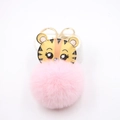 Détail du pendentif tigre en cuir avec pompon rose et anneau de clé en métal doré - Petit Tigre Pendentif Porte-clés / Rose Clair