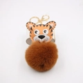 Détail du porte-clés tigre orange avec pompon en fausse fourrure et fermoir doré - Porte-clés Doré / Couleur caramel