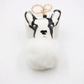 Détail d'un pompon en fausse fourrure et d'un charm bouledogue français noir et blanc sur porte-clé - Porte-clés pendentif chien dalmatien (MM-1002) / Blanc