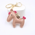 Dettaglio portachiavi a forma di cavallo in pelle PU marrone con feltro rosa e charms oro - Rosa Chiaro