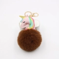 Dettaglio del portachiavi a unicorno con pompon in pelliccia marrone e anello dorato - Marrone