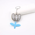 Detail van tulpvormige leren sleutelhanger met blauwe bladeren en witte polkadots - Narcis Sleutelhanger / Grijs