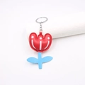 Tulp lederen sleutelhanger accessoire met rood gestippelde bloem en blauwe steel op wit - Narcis Sleutelhanger / Rood