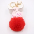 Détail du pendentif cygne rose avec pompon en peluche rouge et porte-clés doré élégant - Rouge