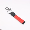 Llavero de lona estilo workwear con parche de cuero rojo y grabado Advance Bravely - Rojo