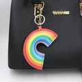 Ciondolo per borsa arcobaleno in pelle con gancio dorato appeso a una borsa in pelle nera - Arcobaleno n.1